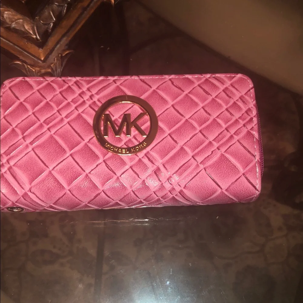 😍Michael Kors Pink Quilted Wallet